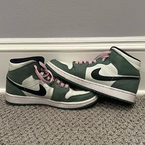 Nikes Jordans Green & Pink